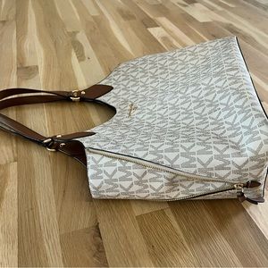 Micheal kors stunning purses